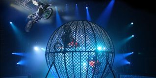 Auch waghalsige Motorrad-Action gehört zum aktuellen Programm.